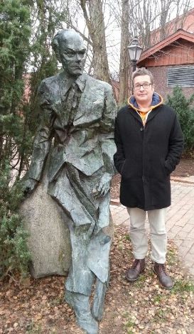 Kristian Lundberg vid Jan Fridegård-statyn